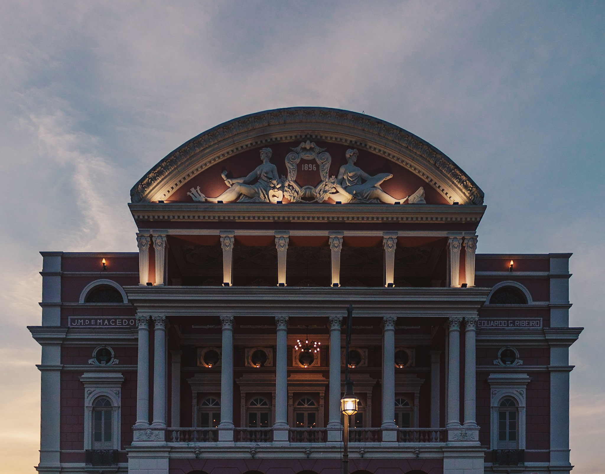 Teatro Amazonas, em Manaus, ao entardecer